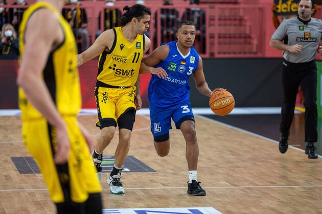 Erol Ersek Tigers Tuebingen, 11 Nils Owen Schmitz PS Karlsruhe Lions, 03 Tigers Tuebingen vs PS Karlsruhe Lions, 2 Basketball Bundesliga, Pro A, Barmer 2 Basketball, 30 Spieltag , Spielzeit 2021 2022, 04 04 2022 Tigers Tuebingen vs PS Karlsruhe Lions, 2 Basketball Bundesliga, Pro A, Barmer 2 Basketball, 30 Spieltag , Spielzeit 2021 2022, 04 04 2022 Tuebingen Copyright: xNinaxSanderx xEibnerxPressefotox EP_NSR