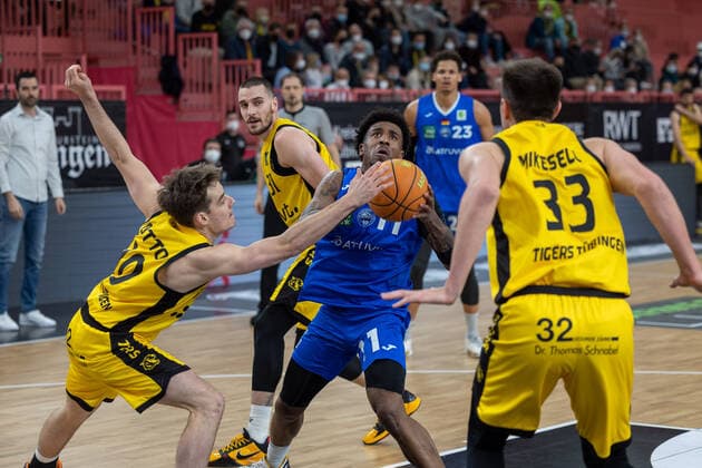 Gianni Otto Tigers Tuebingen, 10 Stanley Mace Whittaker jr PS Karlsruhe Lions, 11 Ryan Mikesell Tigers Tuebingen, 33 Tigers Tuebingen vs PS Karlsruhe Lions, 2 Basketball Bundesliga, Pro A, Barmer 2 Basketball, 30 Spieltag , Spielzeit 2021 2022, 04 04 2022 Tigers Tuebingen vs PS Karlsruhe Lions, 2 Basketball Bundesliga, Pro A, Barmer 2 Basketball, 30 Spieltag , Spielzeit 2021 2022, 04 04 2022 Tuebingen Copyright: xNinaxSanderx xEibnerxPressefotox EP_NSR