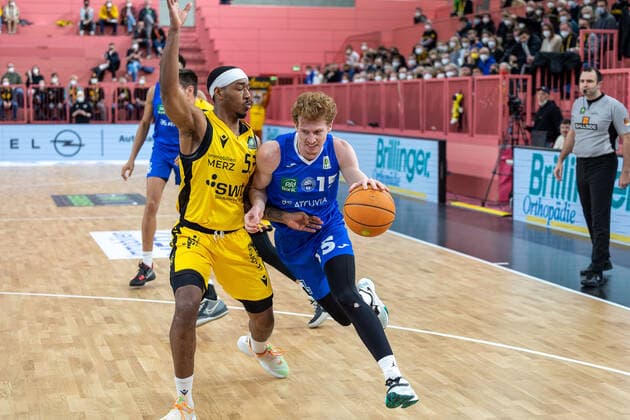 Isaiah Crawley Tigers Tuebingen, 53 Leo Anthony Behrend PS Karlsruhe Lions, 15 Tigers Tuebingen vs PS Karlsruhe Lions, 2 Basketball Bundesliga, Pro A, Barmer 2 Basketball, 30 Spieltag , Spielzeit 2021 2022, 04 04 2022 Tigers Tuebingen vs PS Karlsruhe Lions, 2 Basketball Bundesliga, Pro A, Barmer 2 Basketball, 30 Spieltag , Spielzeit 2021 2022, 04 04 2022 Tuebingen Copyright: xNinaxSanderx xEibnerxPressefotox EP_NSR