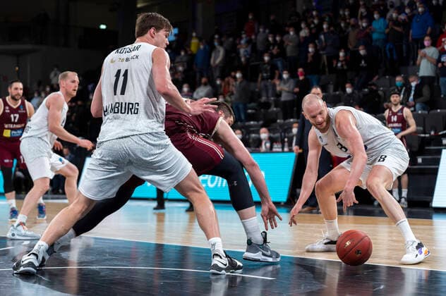 Gediminas Oreik Lietkabelis Panevezys 17 vs Robin Christen Hamburg Towers 8 and Maik Kotsar Hamburg Towers 11 Hamburg Towers vs Lietkabelis Panevezys, basketball, Eurocup, group stage, matchday 13, season 2021 2022, 04 04 2022 Marcel von Fehrn Hamburg Towers vs Lietkabelis Panevezys, basketball, Eurocup, group stage, matchday 13, season 2021 2022, 04 04 2022 Hamburg Copyright: xEibnerxPressefoto MarcelxvonxFehrnx EP_MFN