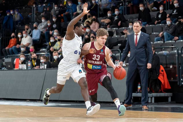 Dovydas Gierdraitis Lietkabelis Panevezys 33 vs Osaro Juergen Rich Hamburg Towers 6 Hamburg Towers vs Lietkabelis Panevezys, basketball, Eurocup, group stage, matchday 13, season 2021 2022, 04 04 2022 Marcel von Fehrn Hamburg Towers vs Lietkabelis Panevezys, basketball, Eurocup, group stage, matchday 13, season 2021 2022, 04 04 2022 Hamburg Copyright: xEibnerxPressefoto MarcelxvonxFehrnx EP_MFN