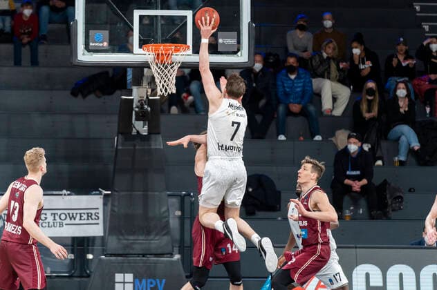 Throw by Lukas Meisner Hamburg Towers 7 Hamburg Towers vs Lietkabelis Panevezys, basketball, Eurocup, group stage, matchday 13, 2021 2022 season, 04 04 2022 Marcel von Fehrn Hamburg Towers vs Lietkabelis Panevezys, basketball, Eurocup, group stage, matchday 13, 2021 2022 season, 04 04 2022 Hamburg Copyright: xEibnerxPressefoto MarcelxvonxFehrnx EP_MFN
