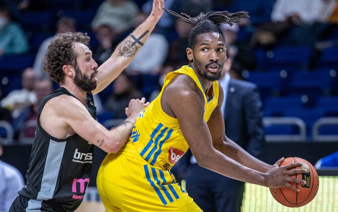 04 04 2022, Berlin, Basketball, 1 Bundesliga, easyCredit BBL, Hauptrunde, 28 Spieltag, Mercedes Benz Arena ALBA Berlin Medi Bayreuth ALBAs Jaleen Smith r holds the ball next to Medi Bayreuths Bastian Doreth ALBA Berlin Medi Bayreuth