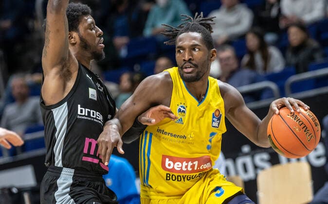 04 04 2022, Berlin, Basketball, 1 Bundesliga, easyCredit BBL, Hauptrunde, 28 Spieltag, Mercedes Benz Arena ALBA Berlin Medi Bayreuth Sacar Anim of Medi Bayreuth fights ALBAs Jaleen Smith r for the ball ALBA Berlin Medi Bayreuth
