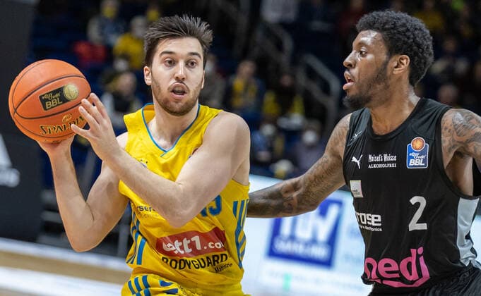 04 04 2022, Berlin, Basketball, 1 Bundesliga, easyCredit BBL, Hauptrunde, 28 Spieltag, Mercedes Benz Arena ALBA Berlin Medi Bayreuth ALBAs Tamir Blatt l fights for the ball against Sacar Anim of Medi Bayreuth ALBA Berlin Medi Bayreuth