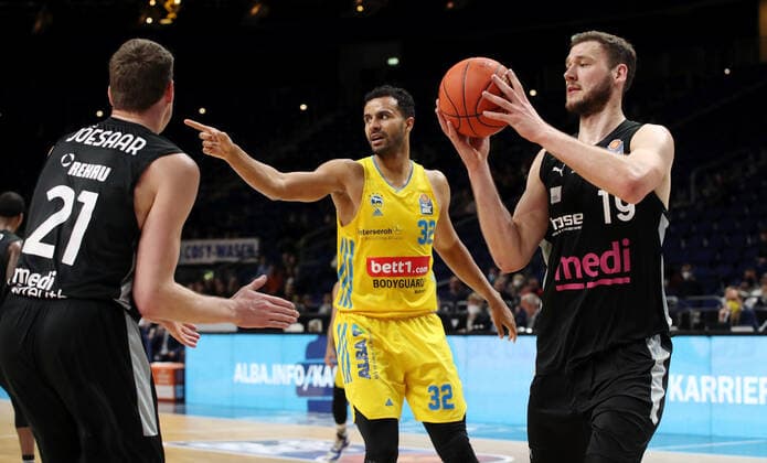 Janari Jõesaar, Johannes Thiemann pointing, gesturing , Martynas Sajus Sports Basketball BBL Bundesliga Men Season 2021 2022 04 04 2022 ALBA Berlin vs medi Bayreuth