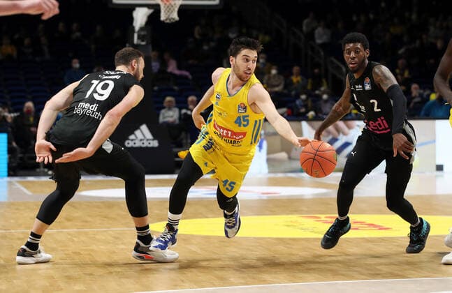 Martynas Sajus, Tamir Blatt, Sacar Anim action game scene duel sports basketball BBL Bundesliga men season 2021 2022 04 04 2022 ALBA Berlin vs medi Bayreuth