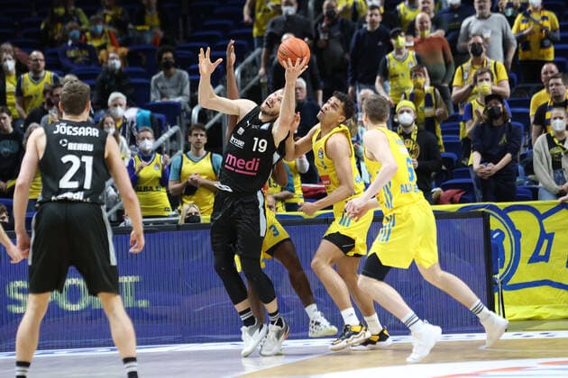 DEU, easyCredit BBL, ALBA vs medi Bayreuth, 04 04 2022, Mercedes Benz Arena, Berlin, DEU, easyCredit BBL, ALBA vs medi Bayreuth, in picture Oscar da Silva ALBA Berlin 1 , Malte Delow ALBA Berlin 6 , Martynas Sajus Bayreuth 19 Foto Juergen Engler nordphoto GmbH nordphotoxGmbHx xEngler nph00076