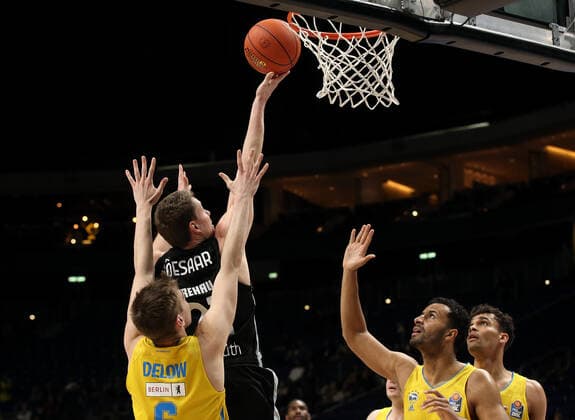 Malte Delow, Janari Jöesaar, Oscar da Silva action game scene duel sports basketball BBL Bundesliga men season 2021 2022 04 04 2022 ALBA Berlin vs medi Bayreuth