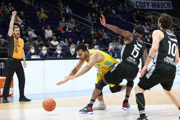DEU, easyCredit BBL, ALBA vs medi Bayreuth, 04 04 2022, Mercedes Benz Arena, Berlin, DEU, easyCredit BBL, ALBA vs medi Bayreuth, in picture Johannes Thiemann ALBA Berlin 32 , Terry Allen Bayreuth 15 Foto Juergen Engler nordphoto GmbH nordphotoxGmbHx xEngler nph00076