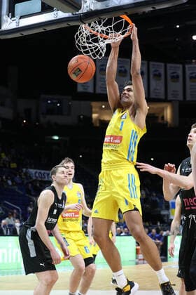 DEU, easyCredit BBL, ALBA vs medi Bayreuth, 04 04 2022, Mercedes Benz Arena, Berlin, DEU, easyCredit BBL, ALBA vs medi Bayreuth, in picture dunking of Oscar da Silva ALBA Berlin 1 Foto Juergen Engler nordphoto GmbH nordphotoxGmbHx xEngler nph00076