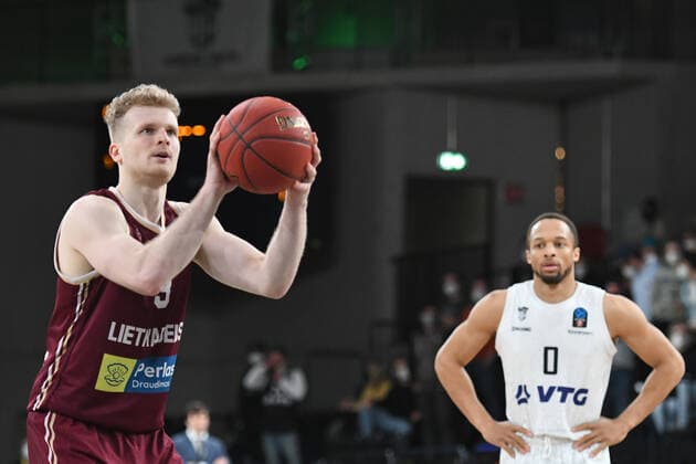 Basketball I Men I Season 2021 2022 I Eurocup I 13 Matchday I Hamburg Towers Lietkabelis Panevezys I 04 04 2022 KRISTUPAS ZEMAITIS 13, Lietkabelis Panevezys on free throw, Jaylon Brown 0, Hamburg Towers watches Hamburg edel optics de Arena Hamburg Germany Copyright: xLobeca AndreasxHannigx
