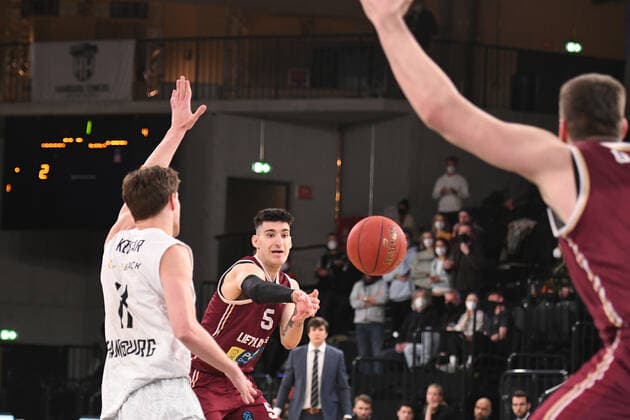 Basketball I Men I 2021 2022 Season I Eurocup I 13 Matchday I Hamburg Towers Lietkabelis Panevezys I 04 04 2022 PANAGIOTIS KALAITZAKIS 5, Lietkabelis Panevezys passes Maik Kotsar 11, Hamburg Towers passes Hamburg edel optics de Arena Hamburg Germany Copyright: xLobeca AndreasxHannigx