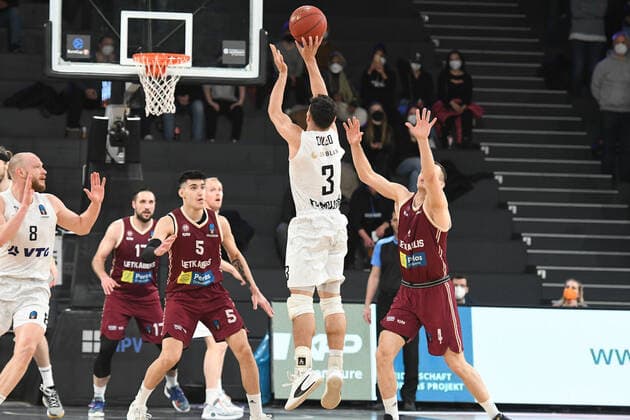 Basketball I Men I Season 2021 2022 I Eurocup I 13 Matchday I Hamburg Towers Lietkabelis Panevezys I 04 04 2022 Maximilian DiLeo 3, Hamburg Towers with three-pointer against PANAGIOTIS KALAITZAKIS 5, Lietkabelis Panevezys and NIKOLA RADICEVIC 4, Lietkabelis Panevezys Hamburg edel optics de Arena Hamburg Germany Copyright: xLobeca AndreasxHannigx