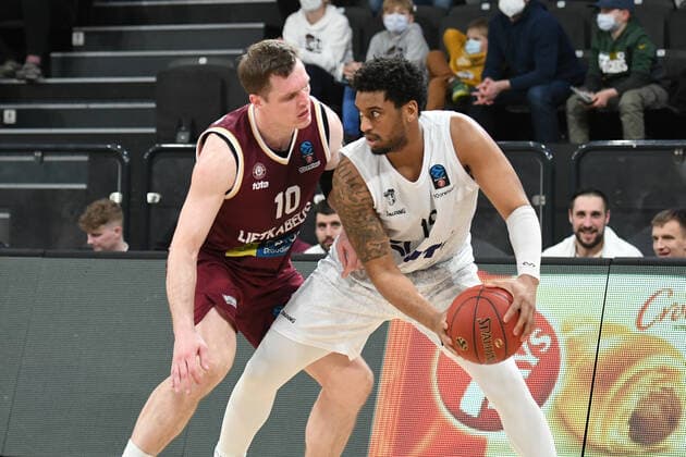Basketball I Men I 2021 2022 season I Eurocup I 13 matchday I Hamburg Towers Lietkabelis Panevezys I 04 04 2022 Trevon Bluiett 15, Hamburg Towers vs VYTENIS LIPKEVICIUS 10, Lietkabelis Panevezys Hamburg edel optics de Arena Hamburg Germany Copyright: xLobeca AndreasxHannigx