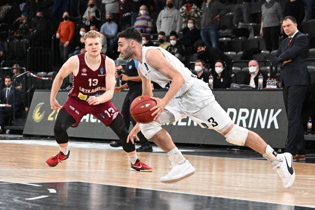Basketball I Men I 2021 2022 season I Eurocup I 13 matchday I Hamburg Towers Lietkabelis Panevezys I 04 04 2022 Maximilian DiLeo 3, Hamburg Towers passes KRISTUPAS ZEMAITIS 13, Lietkabelis Panevezys Hamburg edel optics de Arena Hamburg Germany Copyright: xLobeca AndreasxHannigx