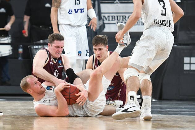Basketball I Men I Season 2021 2022 I Eurocup I 13 Matchday I Hamburg Towers Lietkabelis Panevezys I 04 04 2022 Seth Hinrichs 12, Hamburg Towers fights doggedly for the ball even when lying down with first name last name 20, Lietkabelis Panevezys Hamburg edel optics de Arena Hamburg Germany Copyright: xLobeca AndreasxHannigx