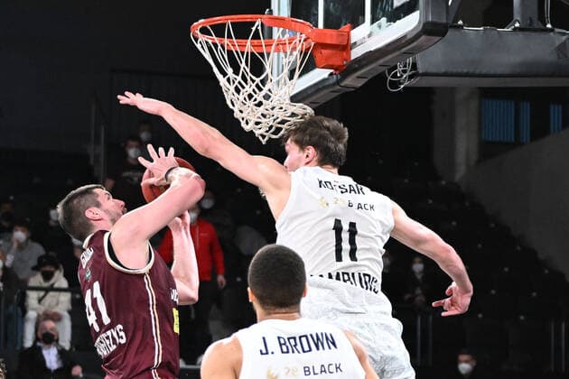 Basketball I Men I Season 2021 2022 I Eurocup I 13 Matchday I Hamburg Towers Lietkabelis Panevezys I 04 04 2022 Maik Kotsar 11, Hamburg Towers blocktz DJORDJE GAGIC 41, Lietkabelis Panevezys Hamburg edel optics de Arena Hamburg Germany Copyright: xLobeca AndreasxHannigx
