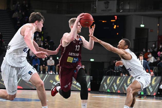 Basketball I men I season 2021 2022 I Eurocup I 13 matchday I Hamburg Towers Lietkabelis Panevezys I 04 04 2022 KRISTUPAS ZEMAITIS 13, Lietkabelis Panevezys still fits under basket cross Maik Kotsar 11, Hamburg Towers and h0 come too late Hamburg edel optics de Arena Hamburg Germany Copyright: xLobeca AndreasxHannigx