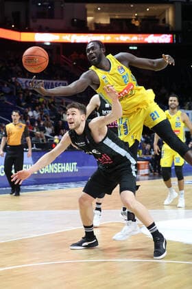 DEU, easyCredit BBL, ALBA vs medi Bayreuth, 04 04 2022, Mercedes Benz Arena, Berlin, DEU, easyCredit BBL, ALBA vs medi Bayreuth, in picture Christ Koumadje ALBA Berlin 21 , Kevin Wohlrath Bayreuth 6 Foto Juergen Engler nordphoto GmbH nordphotoxGmbHx xEngler nph00076