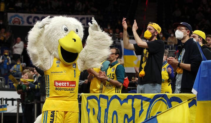 Mascot Albatros celebrates with the fans Sports Basketball BBL Bundesliga Men Season 2021 2022 04 04 2022 ALBA Berlin vs medi Bayreuth