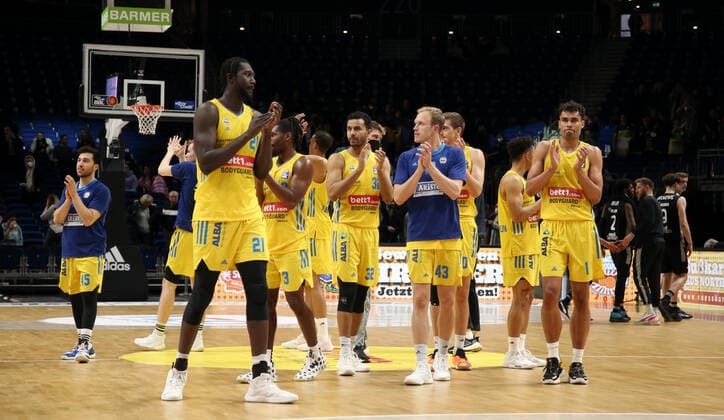 Alba team celebrates victory jubilant joy emotion jubilation after the end of the game sports basketball BBL Bundesliga men season 2021 2022 04 04 2022 ALBA Berlin vs medi Bayreuth