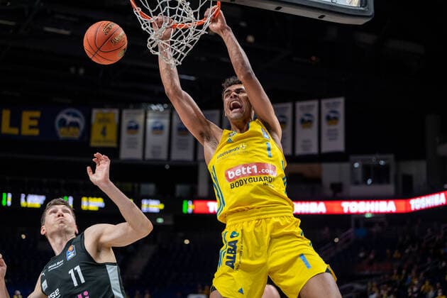 Basketball Berlin 04 04 2022 Season 2021 2022 1 Bundesliga easyCredit BBL Alba Berlin Medi bayreuth Oscar Da Silva Alba Berlin, No 01 Andreas Seiferth Bayreuth, No 11