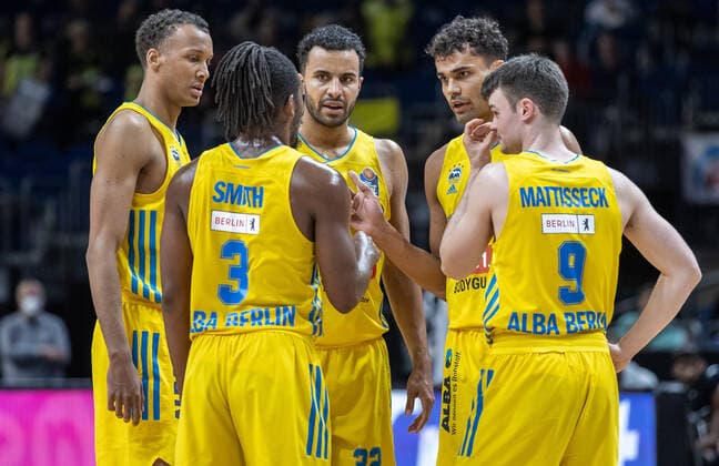 04 04 2022, Berlin, Basketball, 1 Bundesliga, easyCredit BBL, Hauptrunde, 28 Spieltag, Mercedes Benz Arena ALBA Berlin Medi Bayreuth ALBAs Louis Olinde l r , Jaleen Smith, Johannes Thiemann, Oscar da Silva and Jonas Mattisseck stand together on the court ALBA Berlin Medi Bayreuth