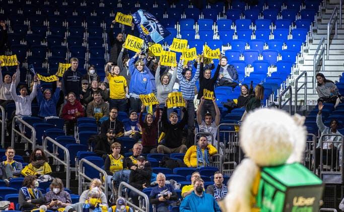 04 04 2022, Berlin, Basketball, 1 Bundesliga, easyCredit BBL, Hauptrunde, 28 Spieltag, Mercedes Benz Arena ALBA Berlin Medi Bayreuth Fans of Alba Berlin cheer their team ALBA Berlin Medi Bayreuth