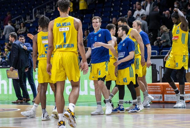 04 04 2022, Berlin, Basketball, 1 Bundesliga, easyCredit BBL, Hauptrunde, 28 Spieltag, Mercedes Benz Arena ALBA Berlin Medi Bayreuth Team of Alba Berlin stands jubilant on the court after the victory ALBA Berlin Medi Bayreuth