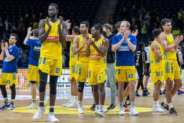 04 04 2022, Berlin, Basketball, 1 Bundesliga, easyCredit BBL, Hauptrunde, 28 Spieltag, Mercedes Benz Arena ALBA Berlin Medi Bayreuth Team of Alba Berlin stands jubilant on the court after the victory ALBA Berlin Medi Bayreuth