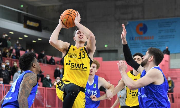 Basketball 2 Bundesliga 2021 2022 30 game day at Paul Horn Arena Tigers Tuebingen PS Karlsruhe LIONS 04 04 2022 Ryan Richard Mikesell center, Tigers vs Matthew Freeman right, PS Karlsruhe LIONS and Stanley Whittaker left, PS Karlsruhe LIONS.