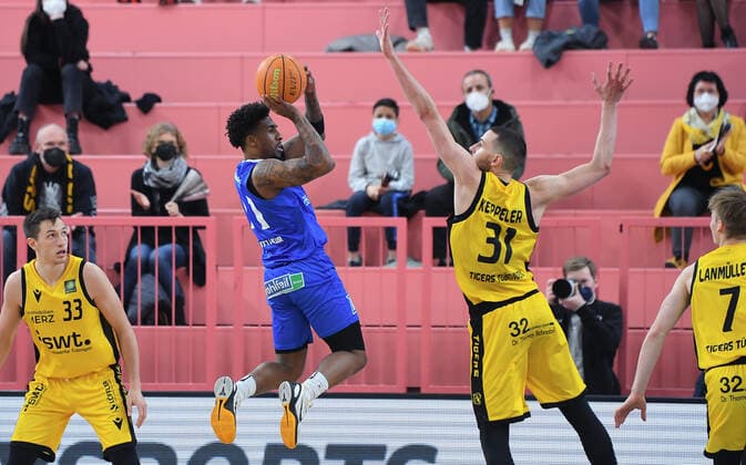 Basketball 2 Bundesliga 2021 2022 30 game day at Paul Horn Arena Tigers Tuebingen PS Karlsruhe LIONS 04 04 2022 Stanley Whittaker 2 v left, PS Karlsruhe LIONS vs Daniel Keppeler 2 v right, Tigers and watched by Ryan Richard Mikesell left, Tigers