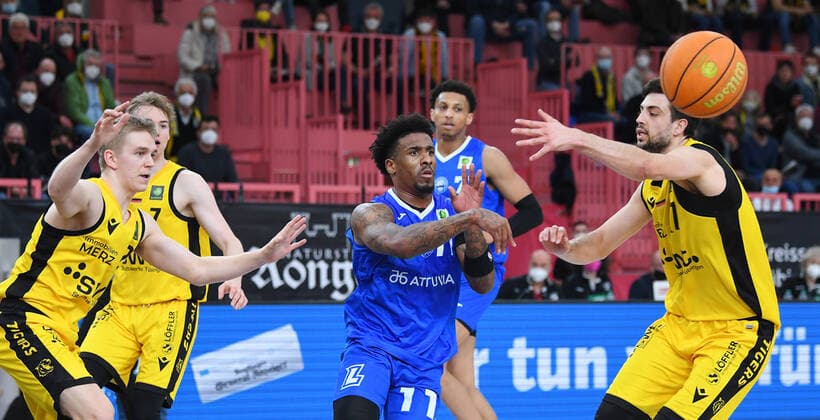 Basketball 2 Bundesliga 2021 2022 30 match day at Paul Horn Arena Tigers Tuebingen PS Karlsruhe LIONS 04 04 2022 Stanley Whittaker center, PS Karlsruhe LIONS vs Mateo Seric r, Tigers and Aatu Kivimaeki li, Tigers.