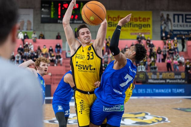 Ryan Mikesell Tigers Tuebingen, 33 Matthew Moyer PS Karlsruhe Lions, 07 Tigers Tuebingen vs PS Karlsruhe Lions, 2 Basketball Bundesliga, Pro A, Barmer 2 Basketball, 30 Spieltag , Spielzeit 2021 2022, 04 04 2022 Tigers Tuebingen vs PS Karlsruhe Lions, 2 Basketball Bundesliga, Pro A, Barmer 2 Basketball, 30 Spieltag , Spielzeit 2021 2022, 04 04 2022 Tuebingen Copyright: xNinaxSanderx xEibnerxPressefotox EP_NSR