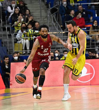 Melih Mahmutoglu (10) of Fenerbahce Beko Istanbul and Darrun Hilliard (32) of Bayerm Munich in action during the Turkish Airlines EuroLeague Regular Season Round 26 match between Fenerbahce Beko Istanbul and Bayerm Munich at Ulker Sports Arena in Istanbul, Turkey, on April 4, 2022. ( Photo : Seskimphoto ) 