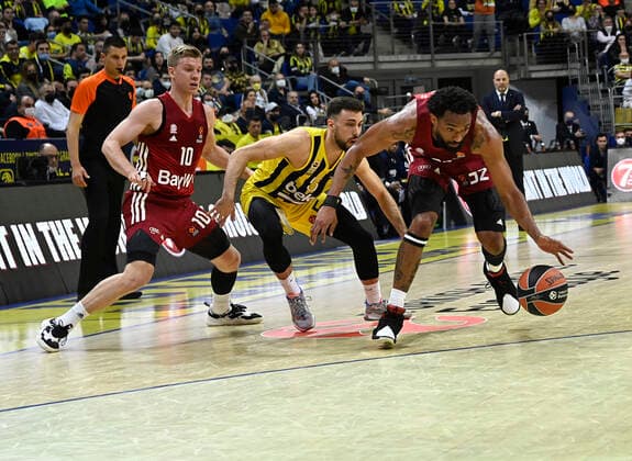 Ismet Akpinar (5) of Fenerbahce Beko Istanbul and Ognjen Jaramaz (10) , Darrun Hilliard (32) of Bayerm Munich in action during the Turkish Airlines EuroLeague Regular Season Round 26 match between Fenerbahce Beko Istanbul and Bayerm Munich at Ulker Sports Arena in Istanbul, Turkey, on April 4, 2022. ( Photo : Seskimphoto ) 