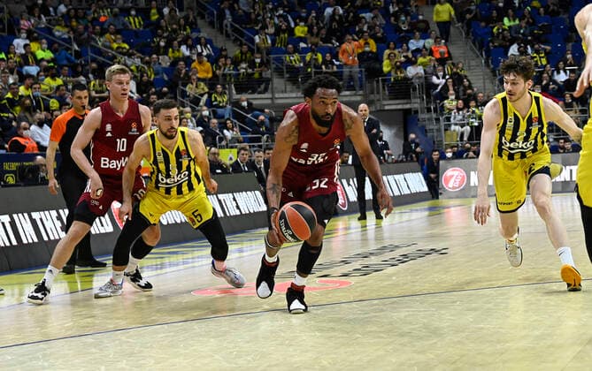 Ismet Akpinar (5) , Sehmus Hazer (R) of Fenerbahce Beko Istanbul and Ognjen Jaramaz (10) , Darrun Hilliard (32) of Bayerm Munich in action during the Turkish Airlines EuroLeague Regular Season Round 26 match between Fenerbahce Beko Istanbul and Bayerm Munich at Ulker Sports Arena in Istanbul, Turkey, on April 4, 2022. ( Photo : Seskimphoto ) 
