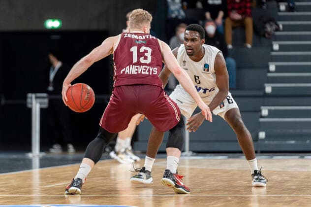Kristupas Zemaitis Lietkabelis Panevezys 13 vs Osaro Juergen Rich Hamburg Towers 6 Hamburg Towers vs Lietkabelis Panevezys, basketball, Eurocup, group stage, matchday 13, season 2021 2022, 04 04 2022 Marcel von Fehrn Hamburg Towers vs Lietkabelis Panevezys, basketball, Eurocup, group stage, matchday 13, season 2021 2022, 04 04 2022 Hamburg Copyright: xEibnerxPressefoto MarcelxvonxFehrnx EP_MFN