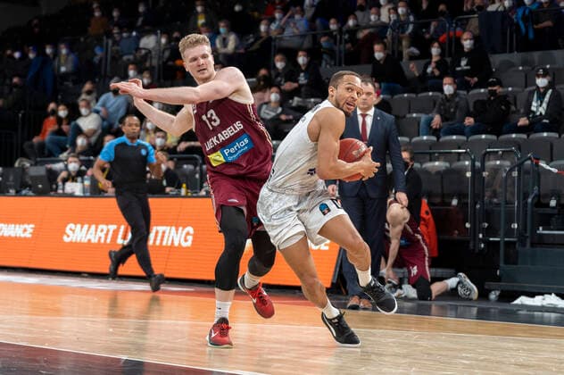 Jaylon Brown Hamburg Towers 0 vs Kristupas Zemaitis Lietkabelis Panevezys 13 Hamburg Towers vs Lietkabelis Panevezys, basketball, Eurocup, group stage, matchday 13, season 2021 2022, 04 04 2022 Marcel von Fehrn Hamburg Towers vs Lietkabelis Panevezys, basketball, Eurocup, group stage, matchday 13, season 2021 2022, 04 04 2022 Hamburg Copyright: xEibnerxPressefoto MarcelxvonxFehrnx EP_MFN