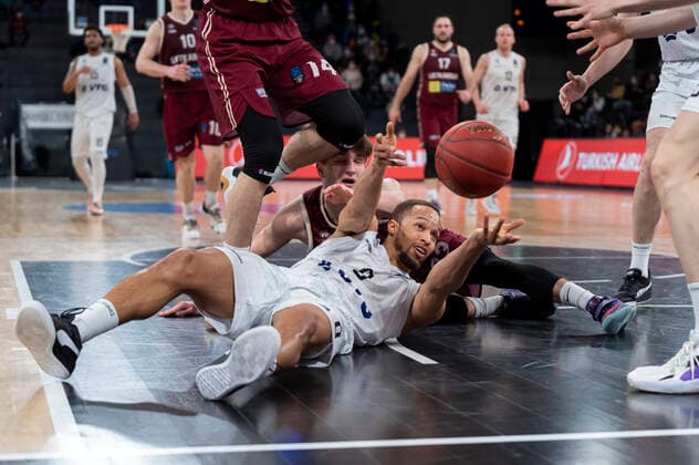 Jaylon Brown Hamburg Towers 0 is down after foul by Dovydas Gierdraitis Lietkabelis Panevezys 33 and throws the ball to Robin Christen Hamburg Towers 8 not in picture Hamburg Towers vs Lietkabelis Panevezys, basketball, Eurocup, group stage, game day 13, season 2021 2022, 04 04 2022 Marcel von Fehrn Hamburg Towers vs Lietkabelis Panevezys, basketball, Eurocup, group stage, game day 13, season 2021 2022, 04 04 2022 Hamburg Copyright: xEibnerxPressefoto MarcelxvonxFehrnx EP_MFN