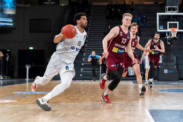 Trevon Bluiett Hamburg Towers 15 sets to jump Hamburg Towers vs Lietkabelis Panevezys, basketball, Eurocup, group stage, matchday 13, 2021 2022 season, 04 04 2022 Marcel von Fehrn Hamburg Towers vs Lietkabelis Panevezys, basketball, Eurocup, group stage, matchday 13, 2021 2022 season, 04 04 2022 Hamburg Copyright: xEibnerxPressefoto MarcelxvonxFehrnx EP_MFN