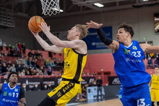 Timo Lanmüller Tigers Tuebingen, 07 Maurice Marko Pluskota PS Karlsruhe Lions, 23 Tigers Tuebingen vs PS Karlsruhe Lions, 2 Basketball Bundesliga, Pro A, Barmer 2 Basketball, 30 Match Day , Season 2021 2022, 04 04 2022 Tigers Tuebingen vs PS Karlsruhe Lions, 2 Basketball Bundesliga, Pro A, Barmer 2 Basketball, 30 Match Day , Season 2021 2022, 04 04 2022 Tuebingen Copyright: xNinaxSanderx xEibnerxPressefotox EP_NSR
