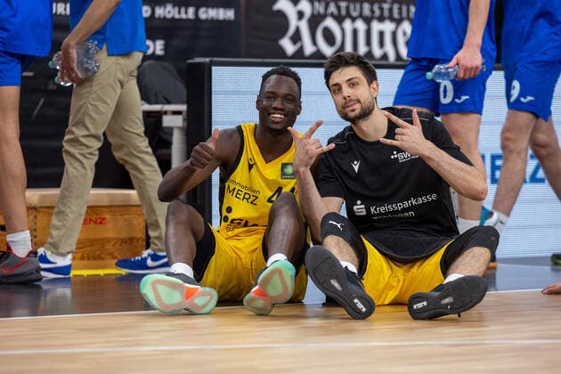 Bakary Dibba Tigers Tuebingen, 44 , Mateo Seric Tigers Tuebingen, 17 Tigers Tuebingen vs PS Karlsruhe Lions, 2 Basketball Bundesliga, Pro A, Barmer 2 Basketball, 30 Spieltag , Spielzeit 2021 2022, 04 04 2022 Tigers Tuebingen vs PS Karlsruhe Lions, 2 Basketball Bundesliga, Pro A, Barmer 2 Basketball, 30 Spieltag , Spielzeit 2021 2022, 04 04 2022 Tuebingen Copyright: xNinaxSanderx xEibnerxPressefotox EP_NSR