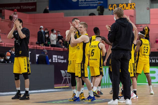 The team of Tigers Tuebingen cheers after the victory against PS Karlsruhe Lions Tigers Tuebingen vs PS Karlsruhe Lions, 2 Basketball Bundesliga, Pro A, Barmer 2 Basketball, 30 Spieltag , Spielzeit 2021 2022, 04 04 2022 Tigers Tuebingen vs PS Karlsruhe Lions, 2 Basketball Bundesliga, Pro A, Barmer 2 Basketball, 30 Spieltag , Spielzeit 2021 2022, 04 04 2022 Tuebingen Copyright: xNinaxSanderx xEibnerxPressefotox EP_NSR