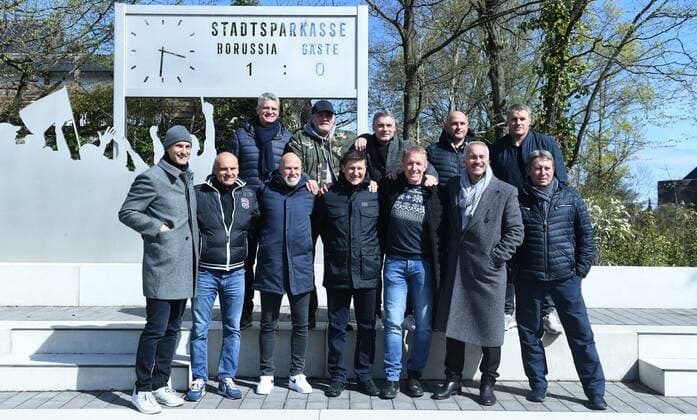 Fußball Pokalsieger von 1995 am 03.04.2022 zu Gast im BORUSSIA-PARK in Mönchengladbach Die Pokalsieger von 1995 besuchen den ehemaligen Bökelberg. Hintere Reihe v.l.n.r.: Joachim Stadler - Jörg Neun - Karlheinz Pflipsen - Christian Hochstätter - Michael Klinkert Vordere Reihe v.l.n.r.: Heiko Herrlich - Martin Schneider - Peter Wynhoff - Peter Nielsen - Jörg Kaessmann - Patrik Andersson - Bernd Krauss *** Soccer Cup Winners of 1995 on 03 04 2022 to visit the BORUSSIA PARK in Mönchengladbach The Cup Winners of 1995 visit the former Bökelberg Back row f l n r Joachim Stadler Jörg Neun Karlheinz Pflipsen Christian Hochstätter Michael Klinkert Front row f l n r Heiko Herrlich Martin Schneider Peter Wynhoff Peter Nielsen Jörg Kaessmann Patrik Andersson Bernd Krauss xRx