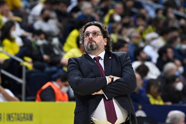 Coach Andrea Trinchieri of Bayerm Munich during the Turkish Airlines EuroLeague Regular Season Round 26 match between Fenerbahce Beko Istanbul and Bayerm Munich at Ulker Sports Arena in Istanbul, Turkey, on April 4, 2022. ( Photo : Seskimphoto ) 