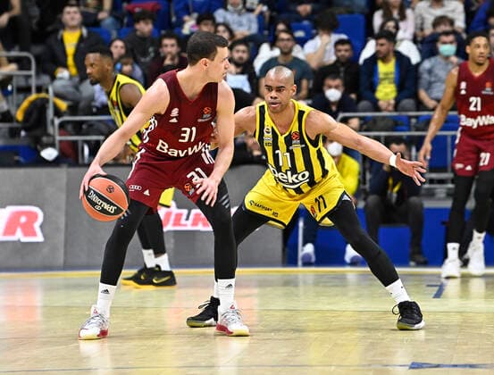 Marial Shayok (R) of Fenerbahce Beko Istanbul and Zan Mark Sisko (L) of Bayerm Munich in action during the Turkish Airlines EuroLeague Regular Season Round 26 match between Fenerbahce Beko Istanbul and Bayerm Munich at Ulker Sports Arena in Istanbul, Turkey, on April 4, 2022. ( Photo : Seskimphoto ) 
