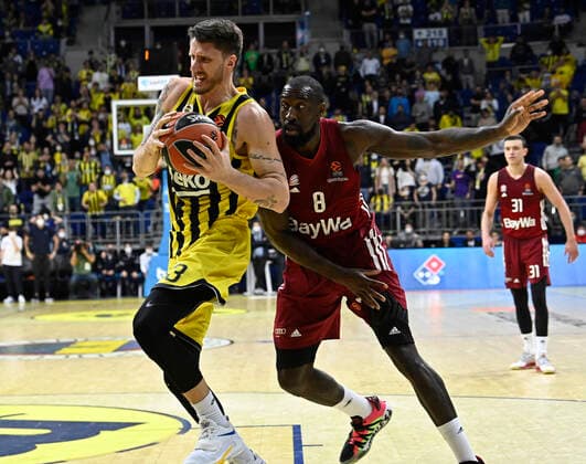 Achille Polonara (33) of Fenerbahce Beko Istanbul and Othello Hunter (8) of Bayerm Munich in action during the Turkish Airlines EuroLeague Regular Season Round 26 match between Fenerbahce Beko Istanbul and Bayerm Munich at Ulker Sports Arena in Istanbul, Turkey, on April 4, 2022. ( Photo : Seskimphoto ) 