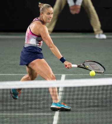 April 4, 2022: Shelby Rogers (USA) loses to Kaia Kanepi (EST),at the CreditOne Charleston Open being played at Family Circle Tennis Center in Charleston, South Carolina, {USA} Tennisclix CSM Charleston USA - ZUMAc04_ 20220404_zaf_c04_002 Copyright: xLesliexBillmanx